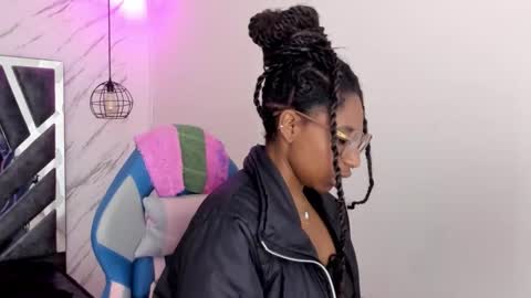 Snapshot of queen_perla_ chatting on 9, 11, 2025 online show from 9, 11, 2025