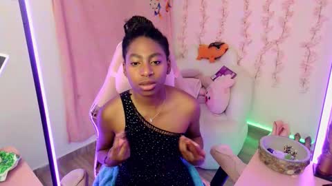 Snapshot of queen_perla_ chatting on 18, 12, 2025 online show from 18, 12, 2025