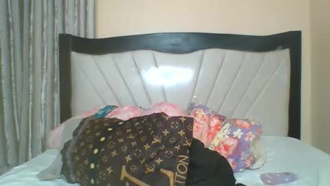 Snapshot of queen_wow2 chatting on 9, 6, 2026 queen online show from 9, 6, 2026
