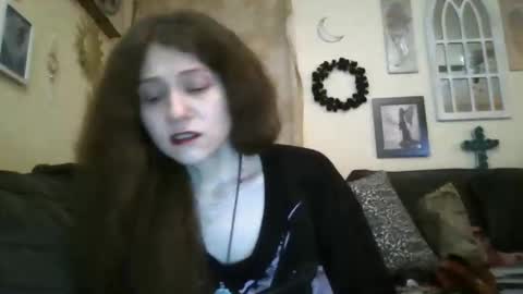 Snapshot of queencrimsonlvx chatting on 5, 5, 2026 queencrimsonlvx online show from 5, 5, 2026