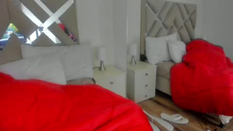 Raquel Moore  online show from 4, 2, 2025