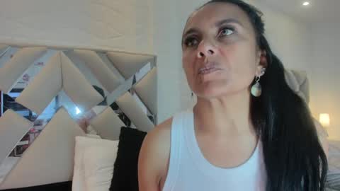 Raquel Moore  online show from 9, 2, 2025
