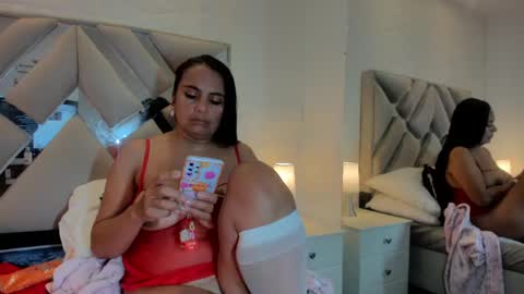Raquel Moore  online show from 25, 2, 2025
