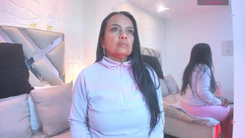 Raquel Moore  online show from 23, 9, 2025
