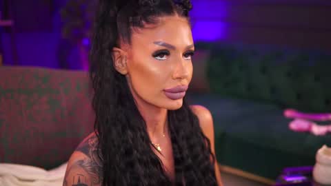 Raquelle online show from 2, 1, 2025