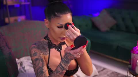 Raquelle online show from 25, 1, 2025