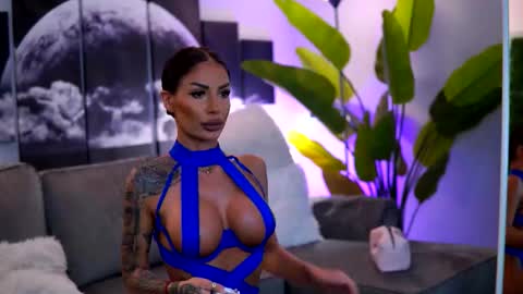 Raquelle online show from 27, 10, 2025