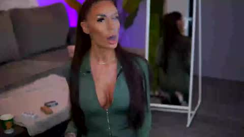 Raquelle online show from 22, 12, 2025