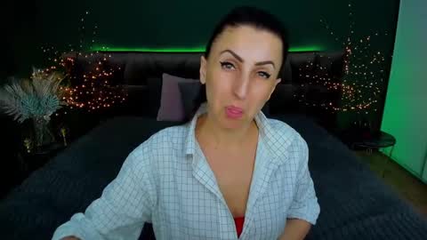 Snapshot of rebecca_diamonds chatting on 5, 3, 2025 rebecca_diamonds online show from 5, 3, 2025
