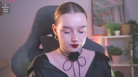 Snapshot of red_queeen chatting on 19, 12, 2024 QUEEN OF EVIL online show from 19, 12, 2024