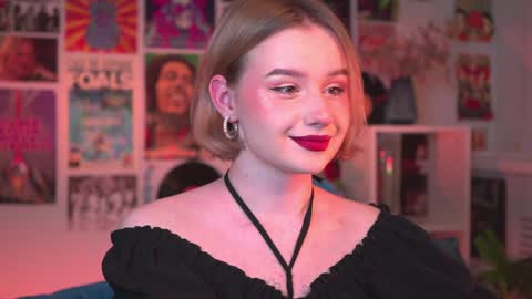 Snapshot of red_queeen chatting on 5, 1, 2025 QUEEN OF EVIL online show from 5, 1, 2025