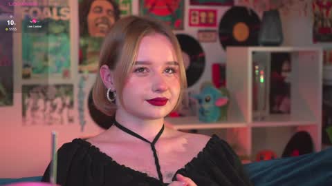 Snapshot of red_queeen chatting on 5, 1, 2025 QUEEN OF EVIL online show from 5, 1, 2025