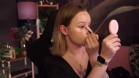 Snapshot of red_queeen chatting on 9, 11, 2025 QUEEN OF EVIL online show from 9, 11, 2025