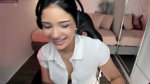 Snapshot of renee_shelby_ chatting on 5, 8, 2026 Renee Shelby online show from 5, 8, 2026