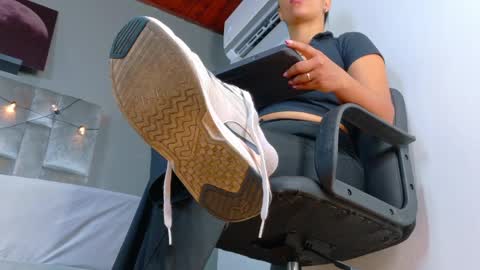 RIRI  online show from 2, 4, 2026