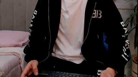 Snapshot of roan_birkin chatting on 11, 6, 2026 Roan Birkin online show from 11, 6, 2026