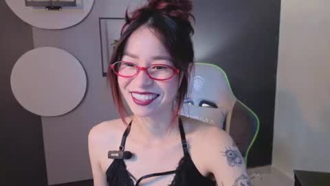 Snapshot of rosse_98_ chatting on 4, 7, 2026 Miss Rosse online show from 4, 7, 2026