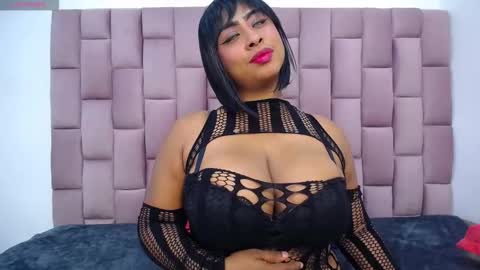 Snapshot of roxannehott chatting on 25, 10, 2025 ross brown online show from 25, 10, 2025