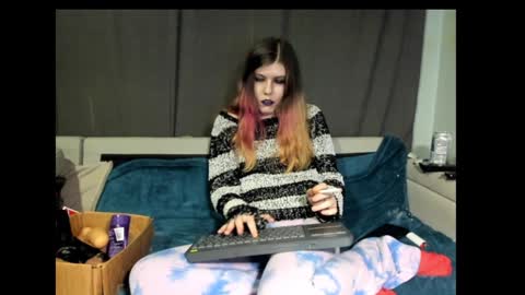 roxihazeleyes online show from 22, 1, 2025