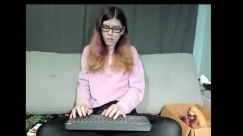 roxihazeleyes online show from 25, 1, 2025