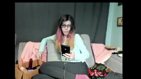roxihazeleyes online show from 27, 1, 2025