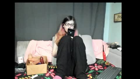 roxihazeleyes online show from 28, 1, 2025