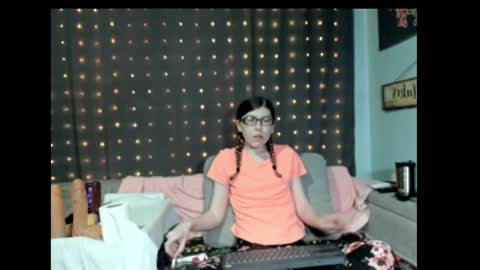 roxihazeleyes online show from 31, 1, 2025