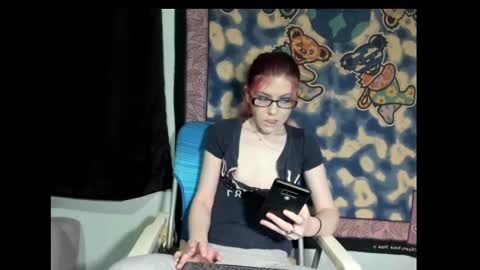 roxihazeleyes online show from 8, 3, 2025