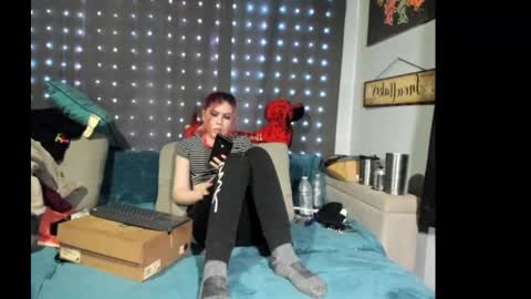 roxihazeleyes online show from 12, 9, 2025