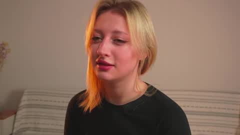 Snapshot of rue_novella chatting on 28, 10, 2025 Mila online show from 28, 10, 2025