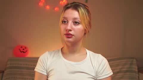 Snapshot of rue_novella chatting on 29, 10, 2025 Mila online show from 29, 10, 2025