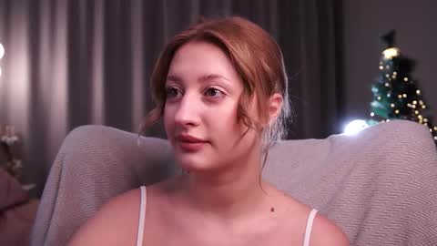 Snapshot of rue_novella chatting on 22, 12, 2025 Mila online show from 22, 12, 2025