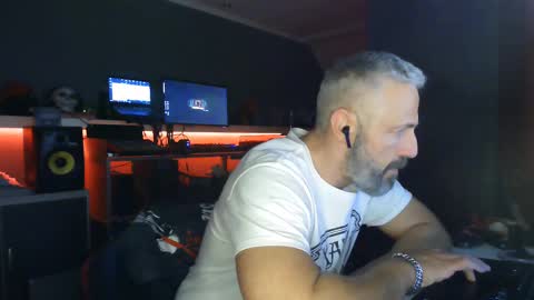 Chico que rico Caliente online show from 5, 3, 2025