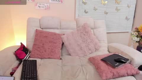 Snapshot of sara_crowe chatting on 11, 3, 2025 Sara Crowe online show from 11, 3, 2025