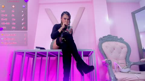 Snapshot of sara_hoot_ chatting on 4, 1, 2025 Sara HooT online show from 4, 1, 2025