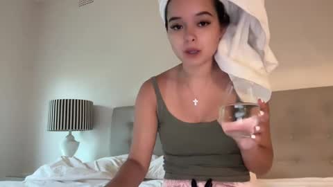 Snapshot of sarah_heart_aus chatting on 12, 1, 2025 Sarah Heart Aus online show from 12, 1, 2025