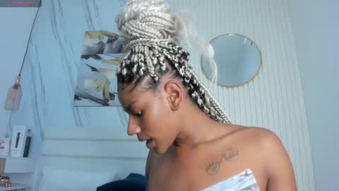 Snapshot of saralewwis chatting on 21, 2, 2026 Sara Lewis online show from 21, 2, 2026