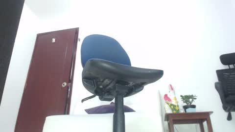 Saraloves online show from 4, 3, 2026