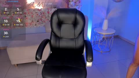 Sara Winstone online show from 11, 1, 2025