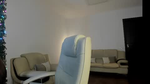 Snapshot of sashavanee chatting on 2, 7, 2026 Lilou and Sasha online show from 2, 7, 2026