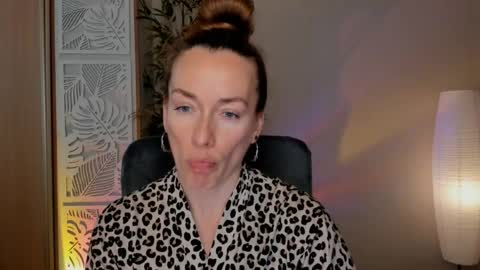 Snapshot of save_the_qween chatting on 27, 4, 2026 save the qween online show from 27, 4, 2026