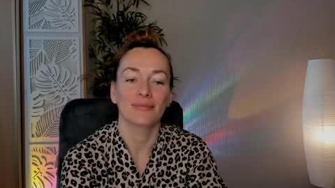 Snapshot of save_the_qween chatting on 28, 4, 2026 save the qween online show from 28, 4, 2026