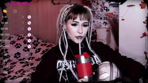 pronoun she. name Mary. age 21. online show from 7, 1, 2025