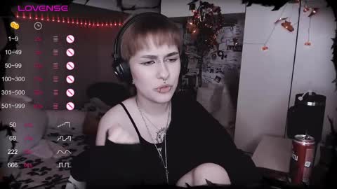 pronoun she. name Mary. age 21. online show from 16, 2, 2025