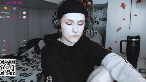 pronoun she. name Mary. age 21. online show from 8, 3, 2025