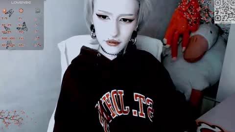 pronoun she. name Mary. age 21. online show from 13, 11, 2025