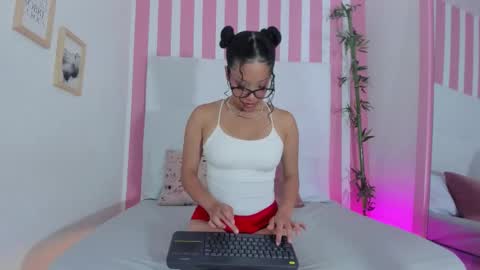 Snapshot of scarlett_jonson_ chatting on 14, 11, 2025 . . online show from 14, 11, 2025