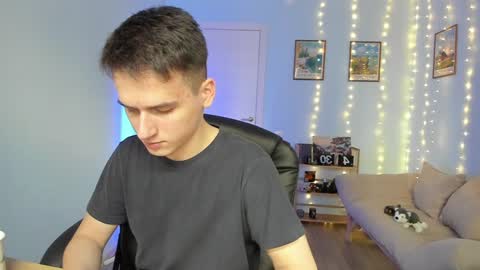 Snapshot of scooby_r chatting on 5, 1, 2025 Thomas brunette and Alex blond online show from 5, 1, 2025