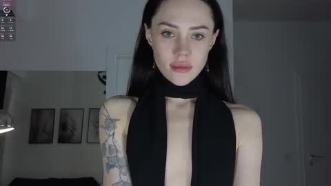 Snapshot of seduced_by_sara chatting on 1, 11, 2025 Sara online show from 1, 11, 2025