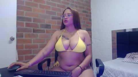 Snapshot of selena_tits_ chatting on 14, 11, 2025 Selena online show from 14, 11, 2025